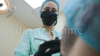 口腔医生和牙科办公室的病人，用探针检查口腔